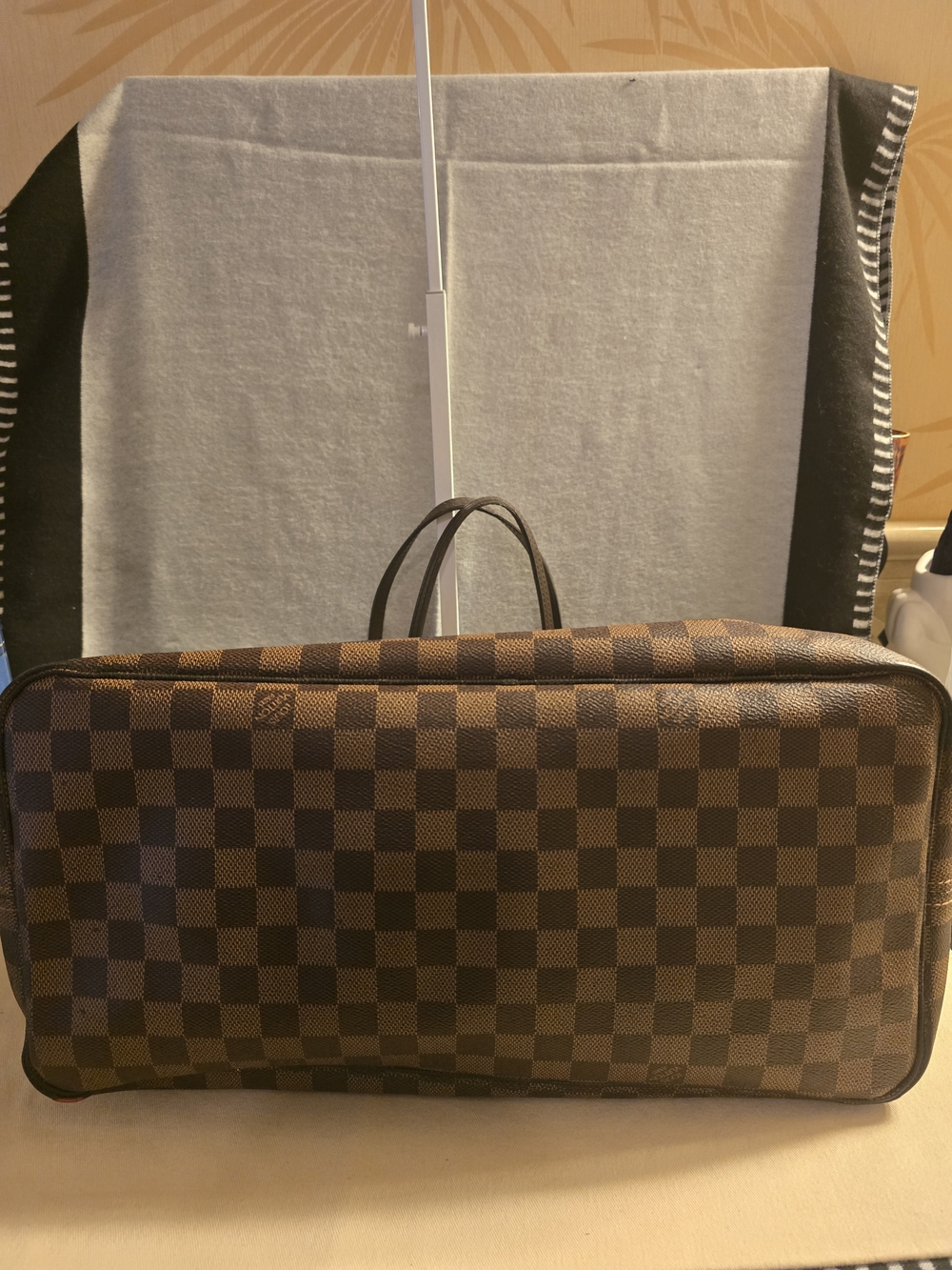 Louis Vuitton Neverfull Tote in Damier Ebene Canvas - Picture 8 of 11